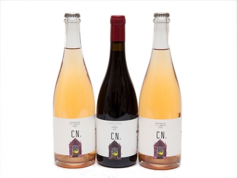 DUAS GARRAFAS DE ESPUMANTE ROSÉ E UMA DE VINHO VERDE TINTO