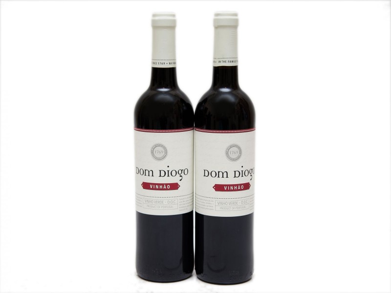 DUAS GARRAFAS DE VINHO DE MESA DA REGIÃO DOS VINHOS VERDES