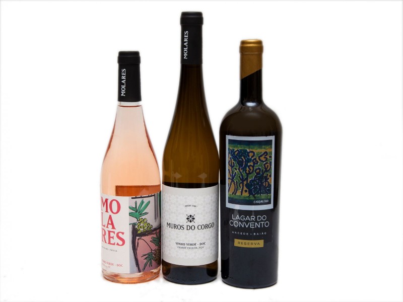 TRÊS GARRAFAS DE VINHO DE MESA DA REGIÃO DOS VINHOS VERDES