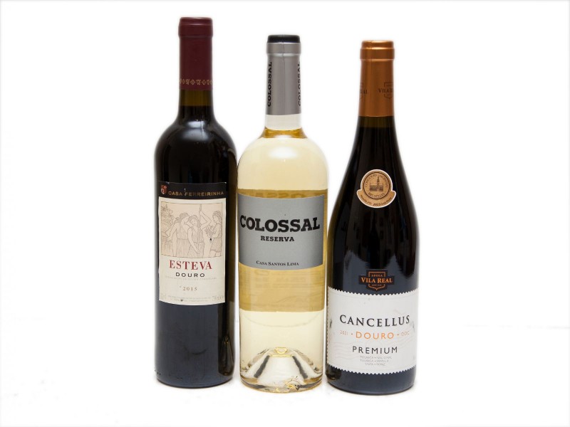 DUAS GARRAFAS DE VINHO TINTO DO DOURO E UMA GARRAFA DE BRANCO DE LISBOA
