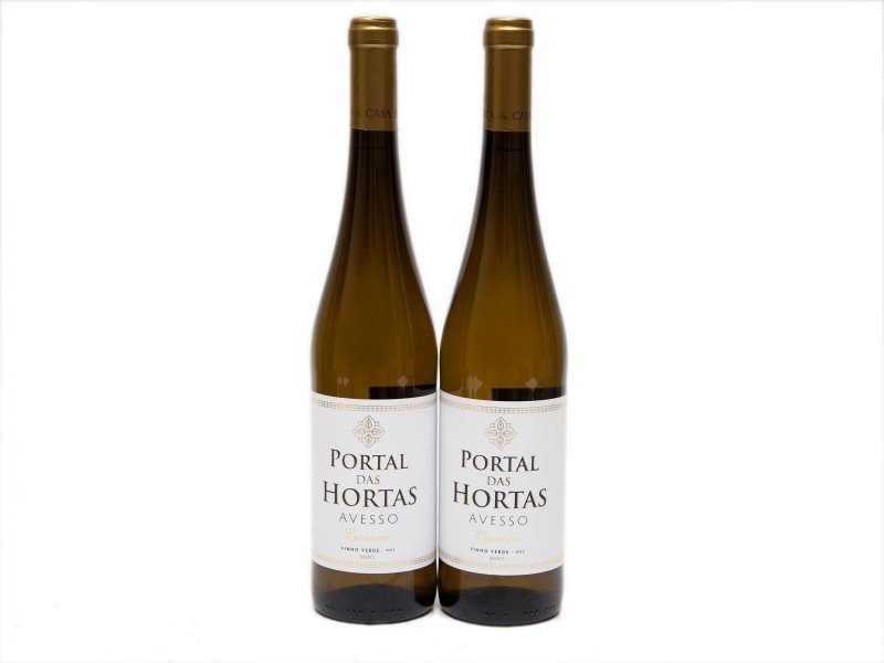 DUAS GARRAFAS DE VINHO DE MESA DA REGIÃO DOS VINHOS VERDES