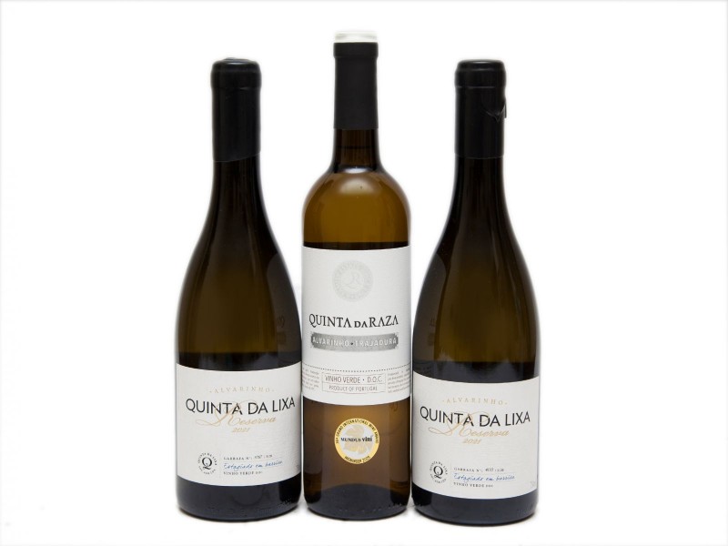 TRÊS GARRAFAS DE VINHO DE MESA DA REGIÃO DOS VINHOS VERDES