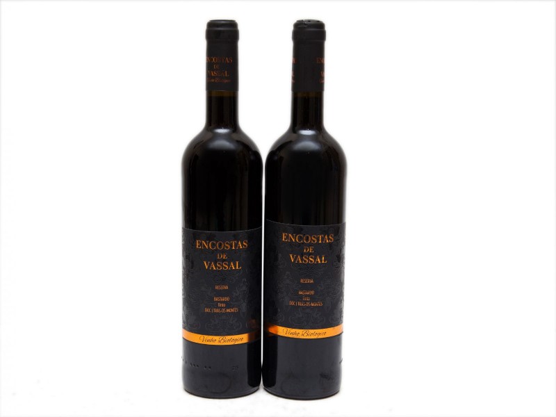 DUAS GARRAFAS DE VINHO TINTO DE MESA DE TRÁS–OS MONTES