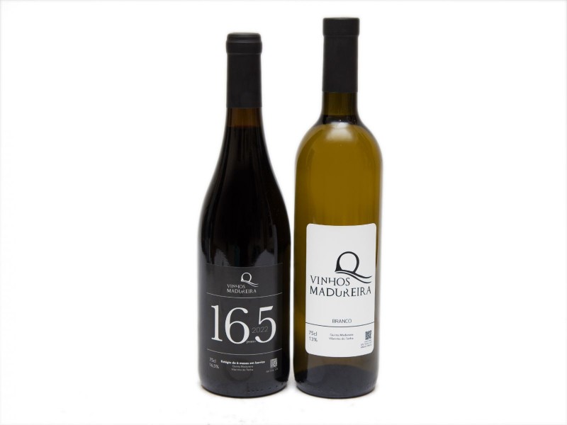DUAS GARRAFAS DE VINHO TINTO E BRANCO DE MESA DO DOURO