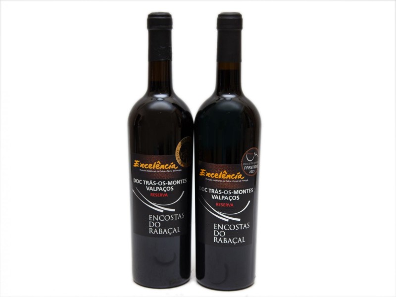 DUAS GARRAFAS DE VINHO TINTO DE MESA DE TRÁS–OS MONTES