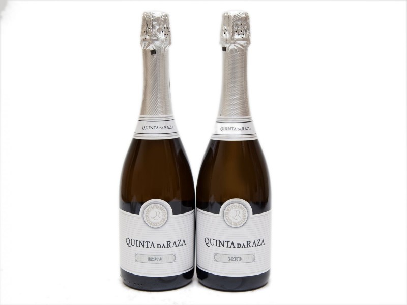 DUAS GARRAFAS DE VINHO ESPUMANTE DA REGIÃO DOS VINHOS VERDES