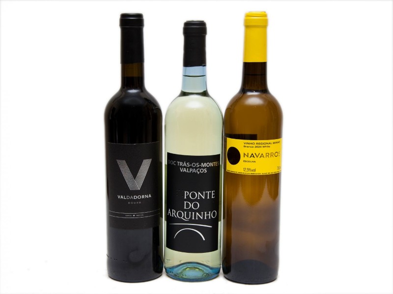 TRÊS GARRAFAS DE VINHO TINTO E BRANCO DE VÁRIAS REGIÕES