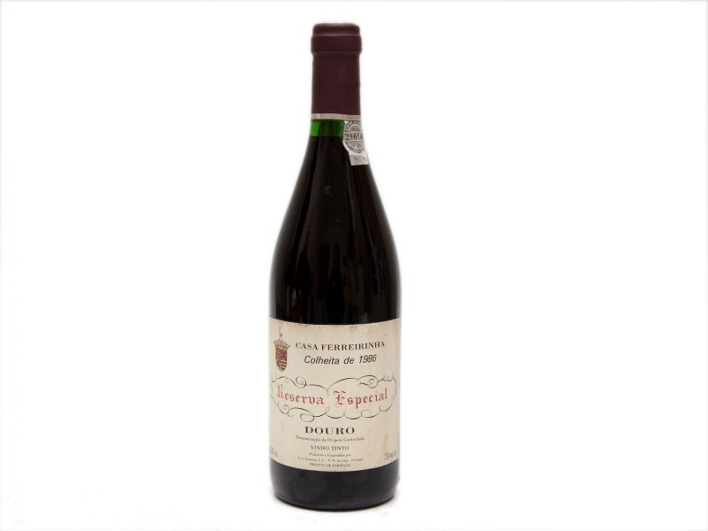 INVULGAR GARRAFA DE VINHO TINTO DE MESA DO DOURO