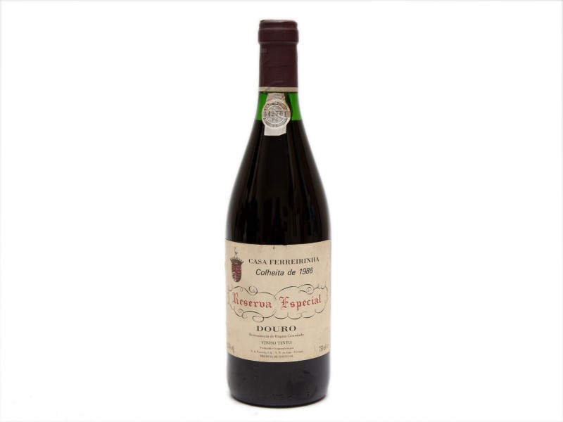 INVULGAR GARRAFA DE VINHO TINTO DE MESA DO DOURO