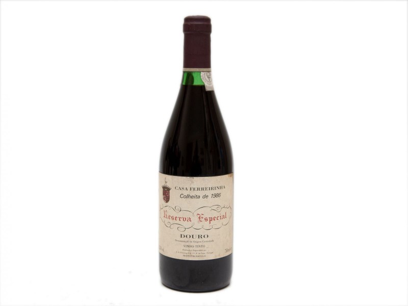 INVULGAR GARRAFA DE VINHO TINTO DE MESA DO DOURO