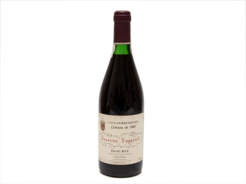 INVULGAR GARRAFA DE VINHO TINTO DE MESA DO DOURO
