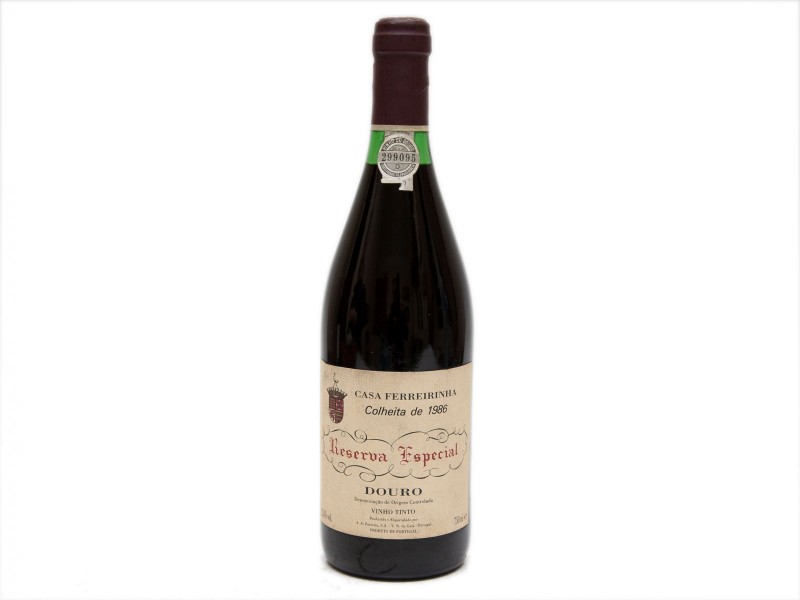 INVULGAR GARRAFA DE VINHO TINTO DE MESA DO DOURO
