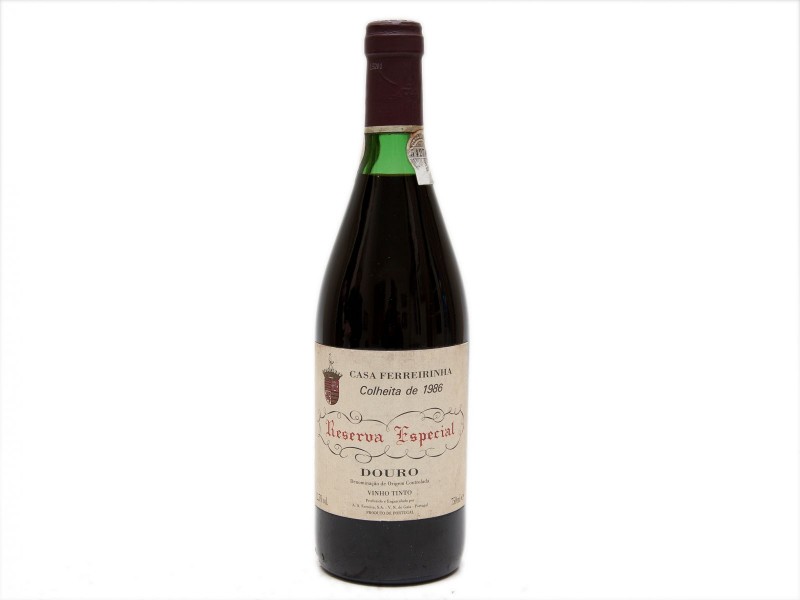 INVULGAR GARRAFA DE VINHO TINTO DE MESA DO DOURO