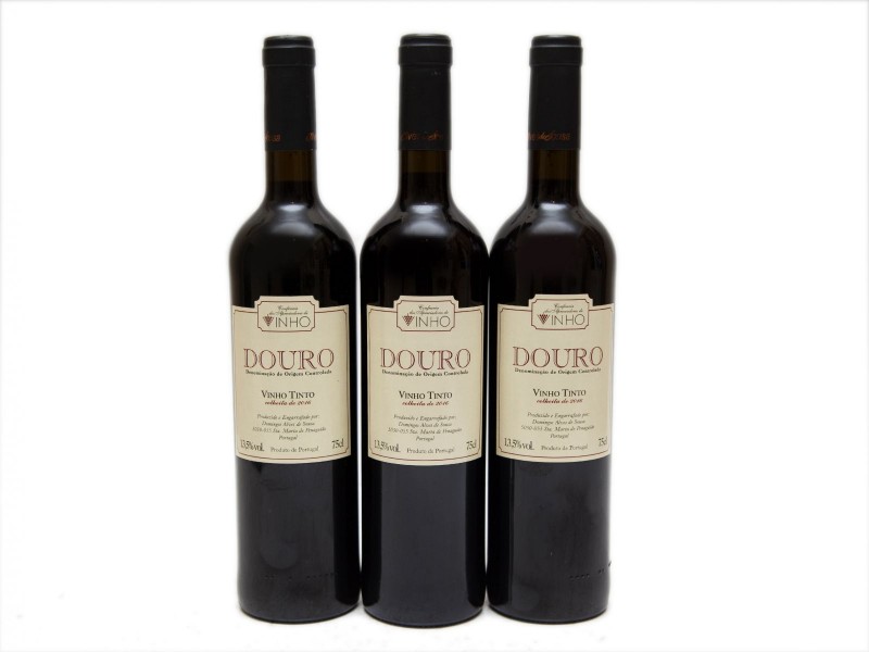 TRÊS GARRAFAS DE VINHO TINTO DE MESA DO DOURO