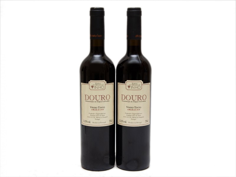 DUAS GARRAFAS DE VINHO TINTO DE MESA DO DOURO