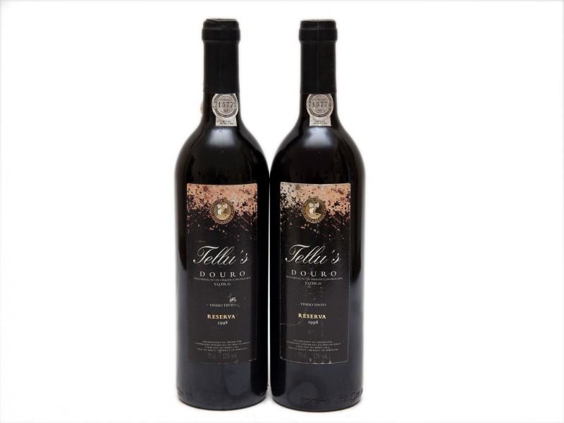 DUAS GARRAFAS DE VINHO TINTO DE MESA DO DOURO