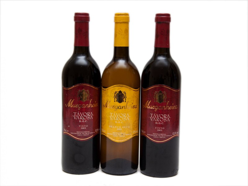 TRÊS GARRAFAS DE VINHO TINTO E BRANCO DE MESA DA REGIÃO DE TÁVORA VAROSA