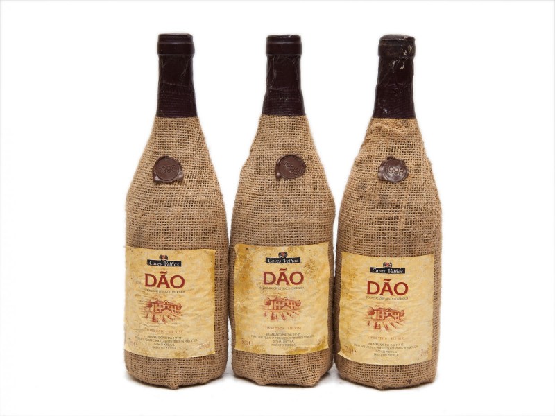 TRÊS GARRAFAS DE VINHO TINTO DE MESA DO DÃO
