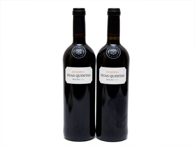 DUAS GARRAFAS DE VINHO TINTO DE MESA DO DOURO