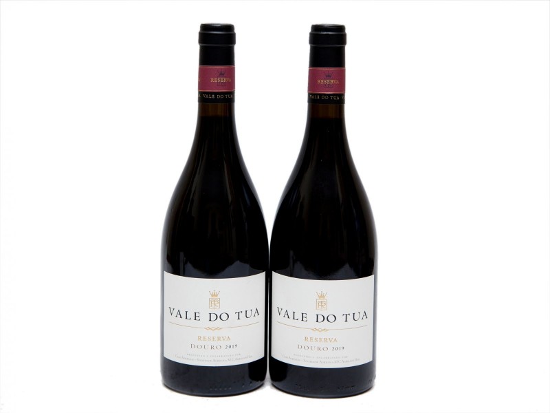 DUAS GARRAFAS DE VINHO TINTO DE MESA DO DOURO