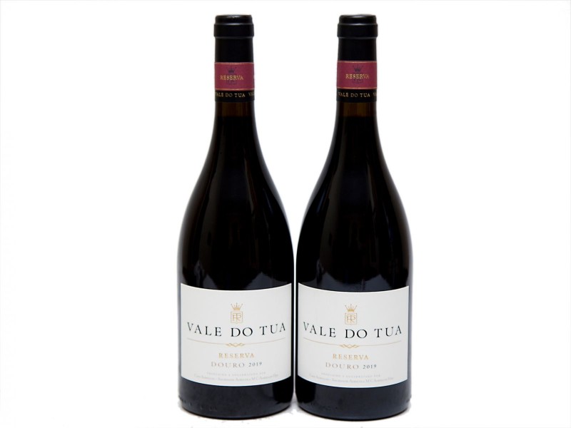 DUAS GARRAFAS DE VINHO TINTO DE MESA DO DOURO