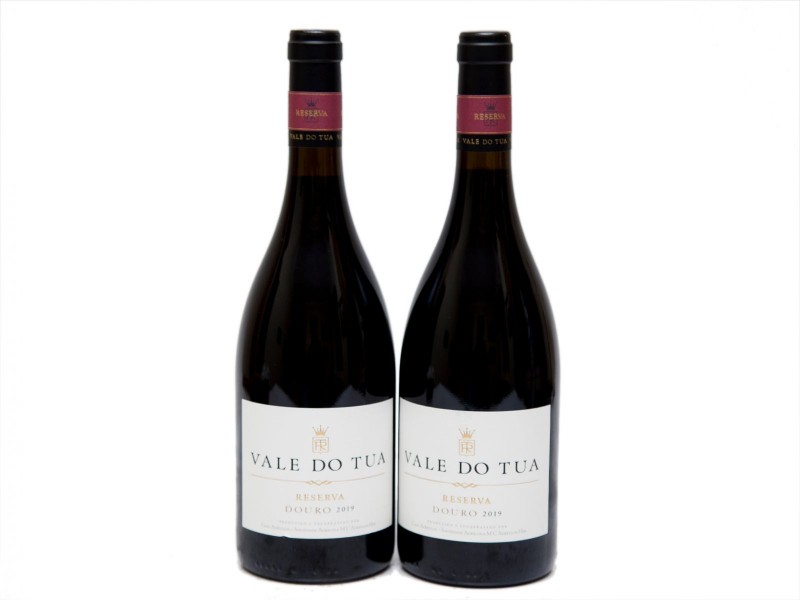 DUAS GARRAFAS DE VINHO TINTO DE MESA DO DOURO