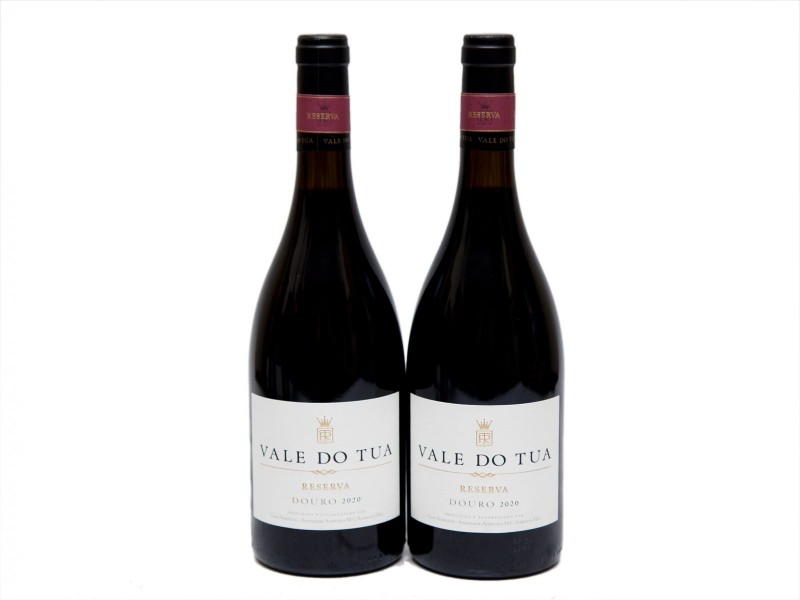 DUAS GARRAFAS DE VINHO TINTO DE MESA DO DOURO