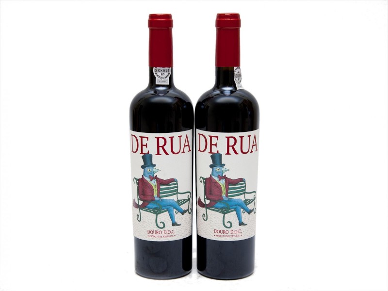 DUAS GARRAFAS DE VINHO TINTO DE MESA DO DOURO