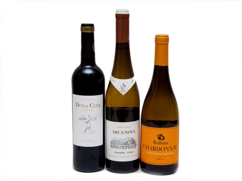TRÊS GARRAFAS DE VINHO TINTO E BRANCO DE MESA DE VÁRIAS REGIÕES