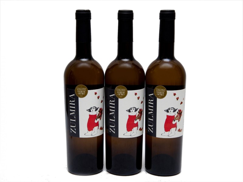 TRÊS GARRAFAS DE VINHO BRANCO DE MESA DA REGIÃO DOS VINHOS VERDES