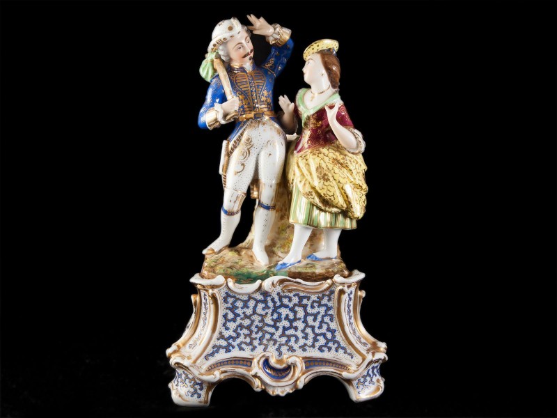 CASAL DE FIGURAS ILUSTRES EM CENAS GALANTES