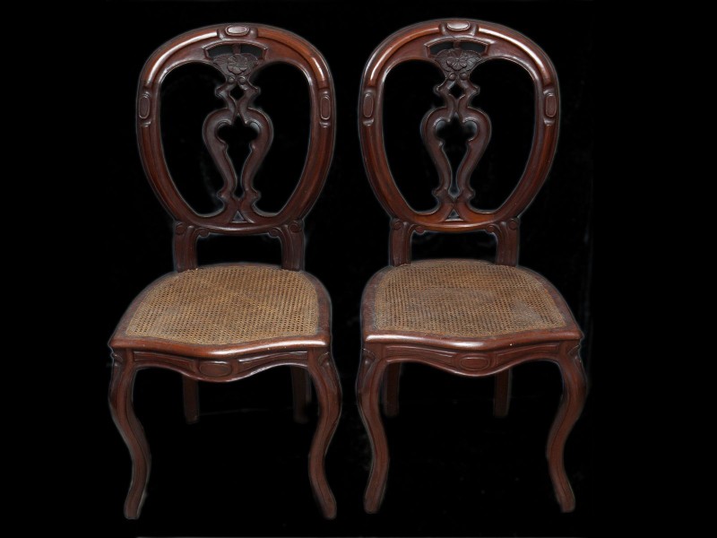 CONJUNTO DE NOVE CADEIRAS DE SALA DE JANTAR