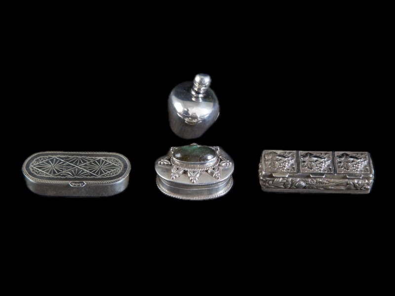 TRÊS CAIXAS E UM FRASCO DE PERFUME