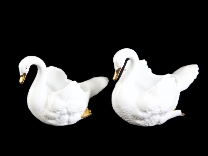 DUAS FLOREIRAS EM FORMA DE CISNE