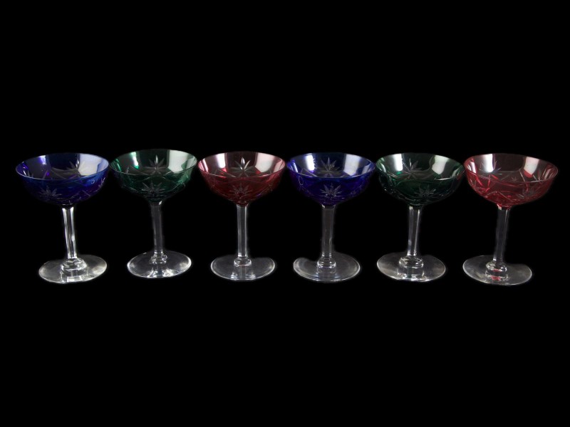 SEIS TAÇAS DE PÉ ALTO PARA CHAMPAGNE