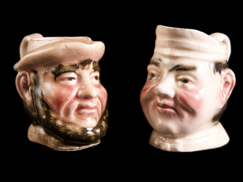 DUAS CANECAS ANTROPOMÓRFICAS