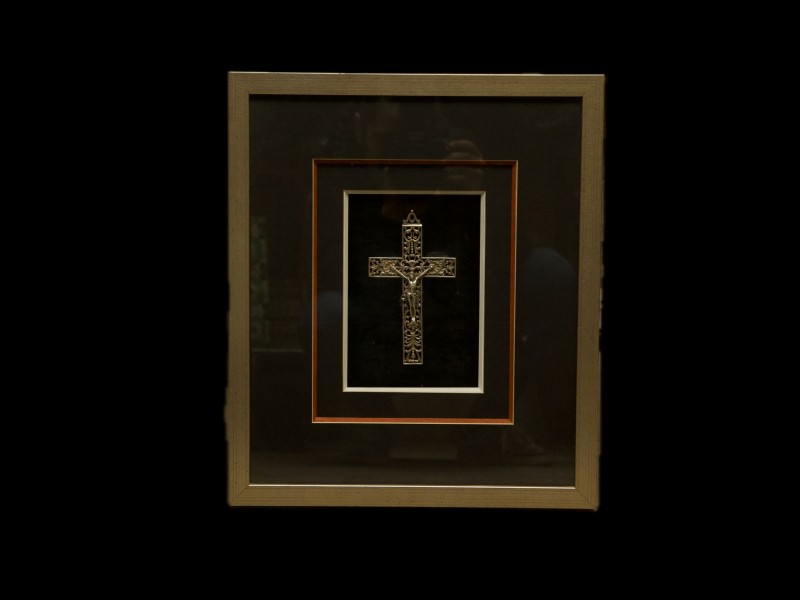 CRUZ COM JESUS CRISTO CRUCIFICADO E EMOLDURADO