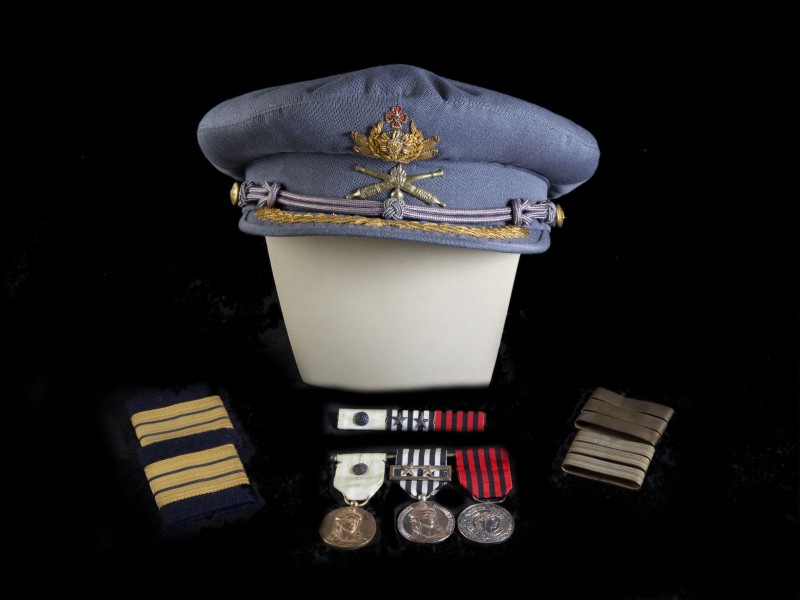 BONÉ MILITAR DE TENENTE CORONEL DO EXÉRCITO PORTUGUÊS // MEDALHAS DE MÉRITO // DIVISAS ETC…