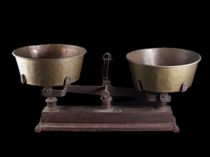 ANTIGA BALANÇA DE FEIRANTE COM DOIS PRATOS EM LATÃO