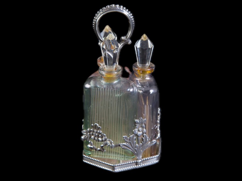 TRÊS FRASCOS DE PERFUME COM MONTURE EM PRATA DA “TOPÁZIO”