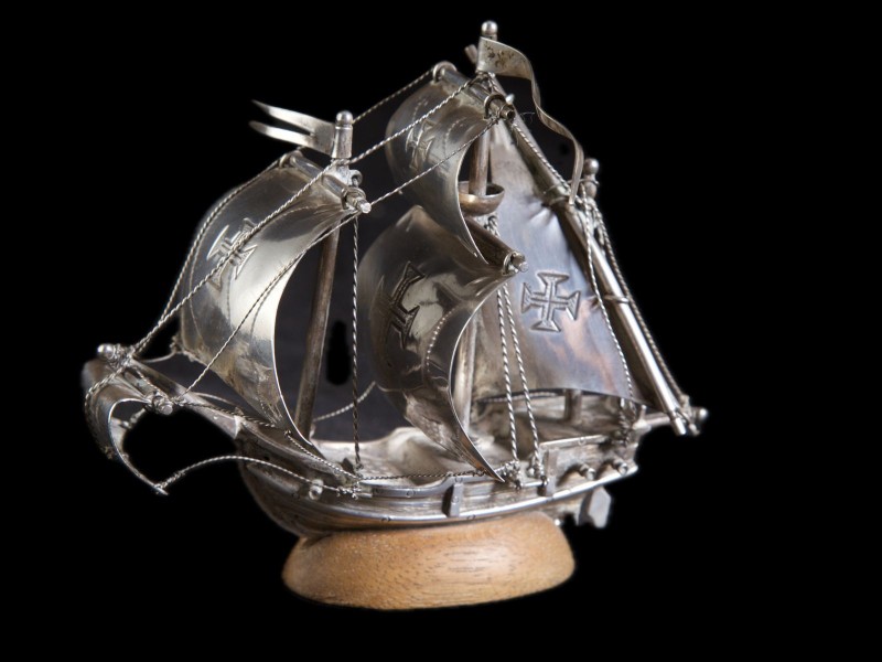 MODELO DE CARAVELA PORTUGUESA DE VELAS HASTEADAS