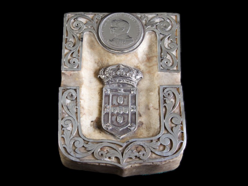 CINZEIRO DE MESA COM MOEDA DE D. CARLOS I