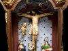 ORATÓRIO DE GRANDES DIMENSÕES COM JESUS CRISTO CRUCIFICADO COM IMAGENS DE CALVÁRIO