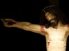 ORATÓRIO DE GRANDES DIMENSÕES COM JESUS CRISTO CRUCIFICADO COM IMAGENS DE CALVÁRIO