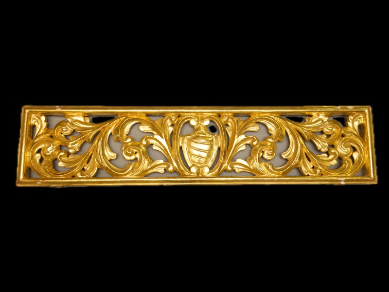 ORNAMENTO DE SUSPENSÃO EM TALHA DOURADA