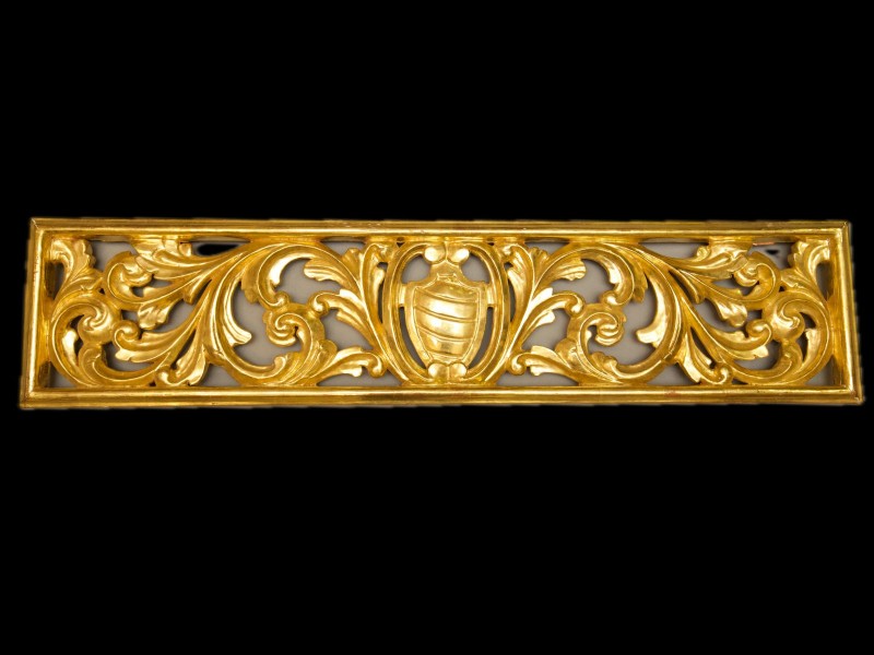 ORNAMENTO DE SUSPENSÃO EM TALHA DOURADA
