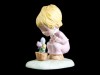 MENINA A OBSERVAR VASO COM FLORES
