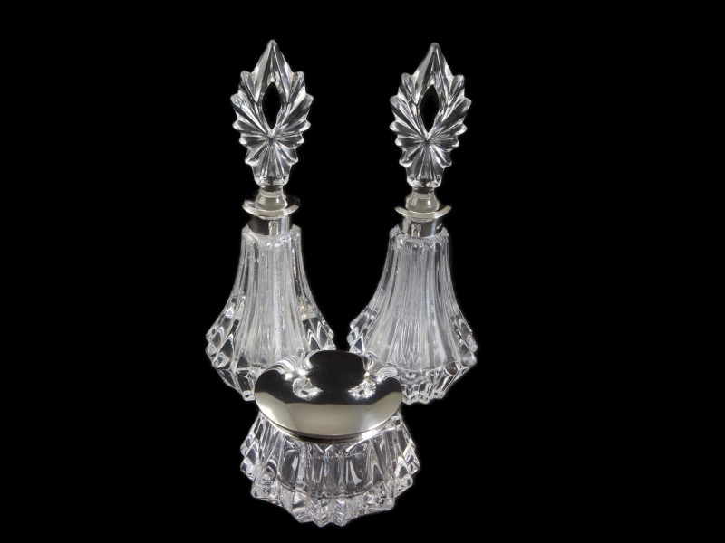 DOIS FRASCOS DE PERFUME E CAIXA DE PÓ-DE-ARROZ