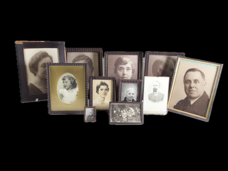 ONZE PASSE-PARTOUTS COM FOTOGRAFIAS DE FAMILIARES E AMIGOS DO CONDE DAS DEVESAS