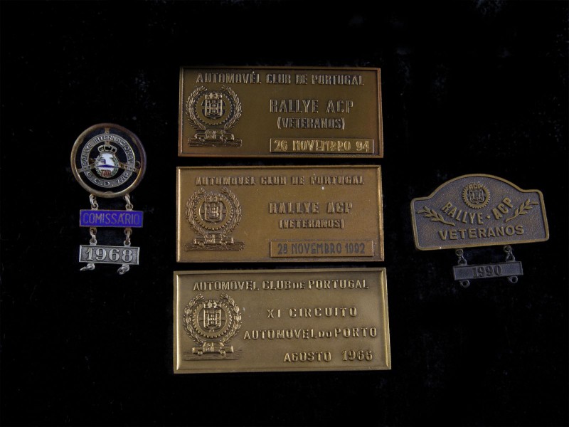 COLEÇÃO DE PLACAS COMEMORATIVAS DO “RALLY ACP // VETERANOS” E UM CRACHÁ